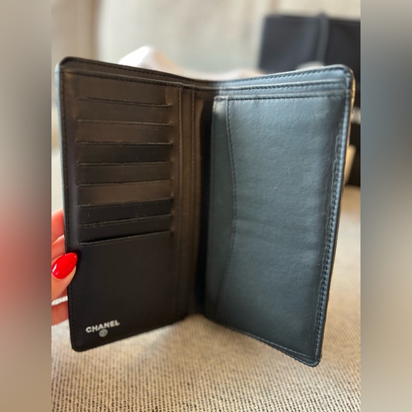 Authentic Chanel Limited Edition Striped Patent L-Yen Wallet - Picture 4 of 6